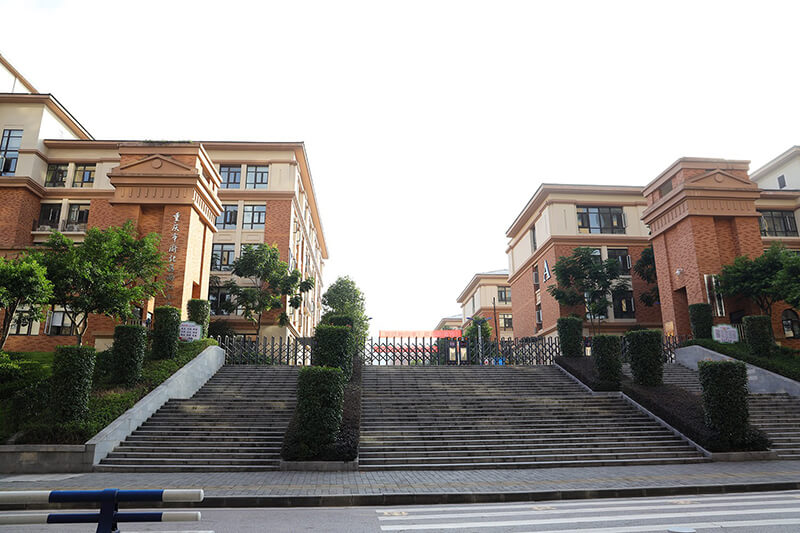 渝北區(qū)兩江小學校園門口