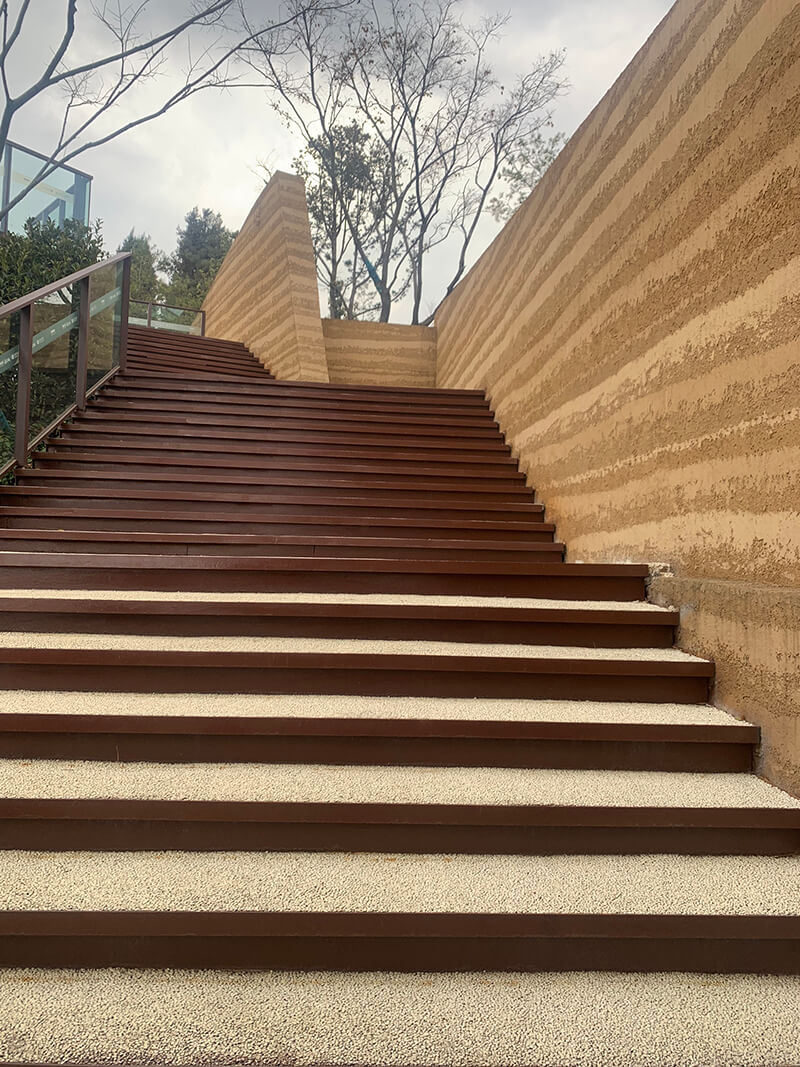 滇池半山臺階夯土板外墻展示