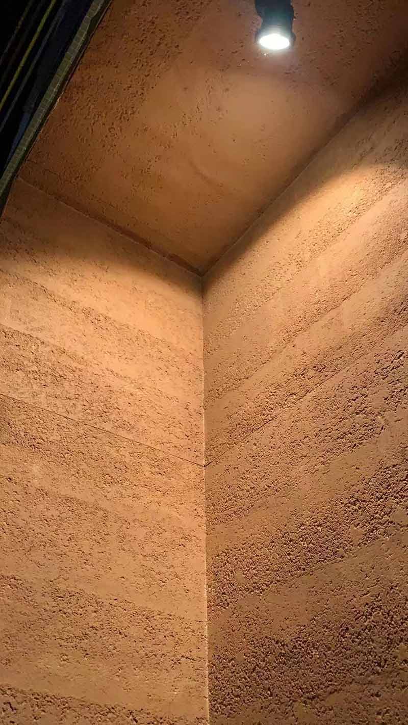 廣東湛江酒館夯土板內(nèi)墻一角